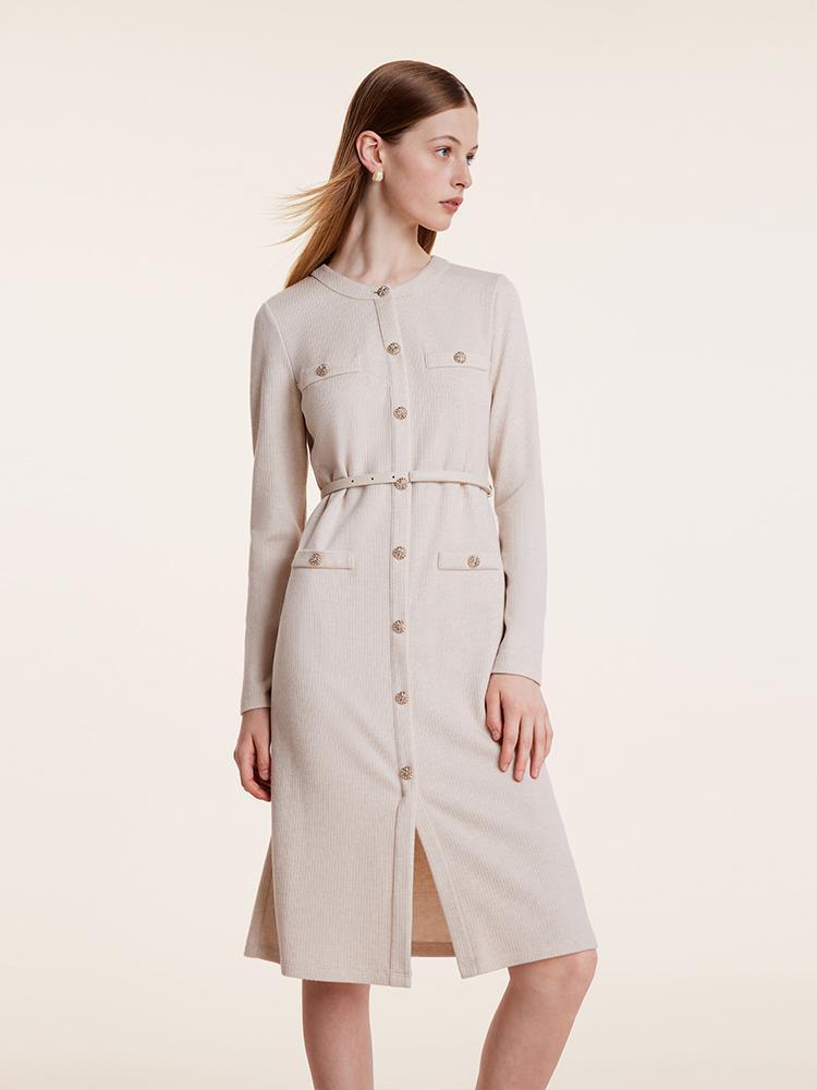 Robe beige tricotée à taille froncée 