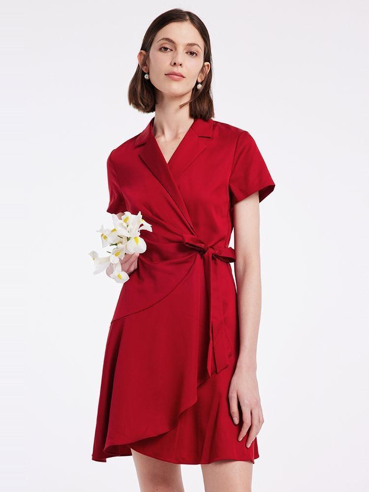 Einteiliges Kleid mit Anzugkragen 