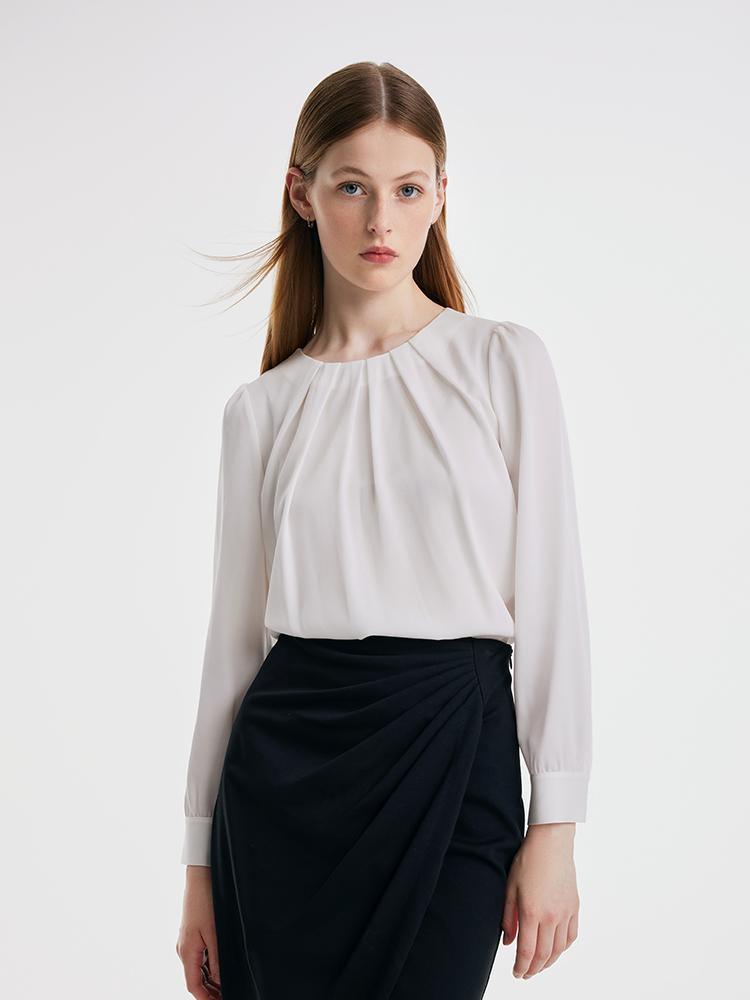 Bluse aus Acetatgewebe mit Perlenkette 