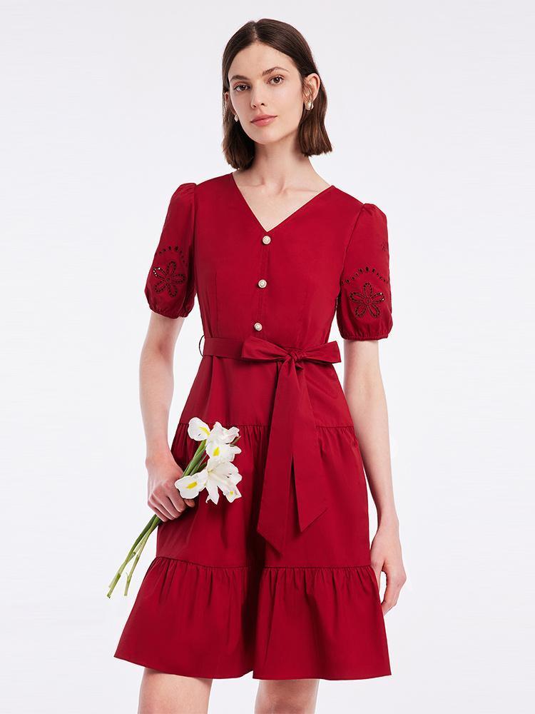 Mini-robe brodée rouge chili à col en V et taille froncée 