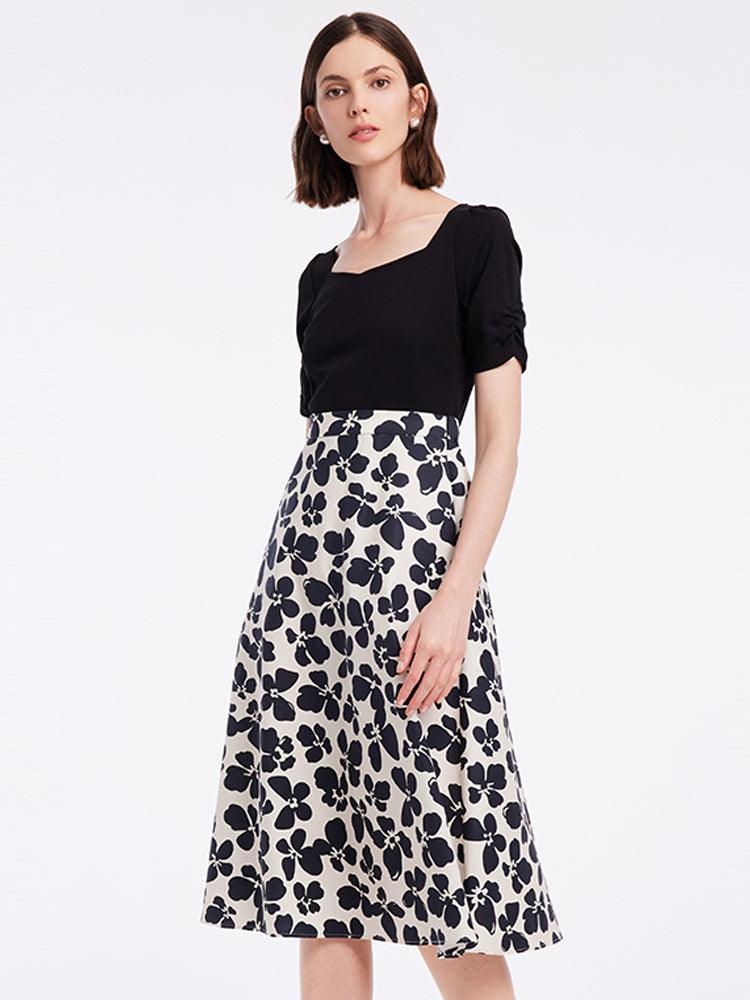 Schwarzes, taillenbetontes Kleid mit Blumenmuster 