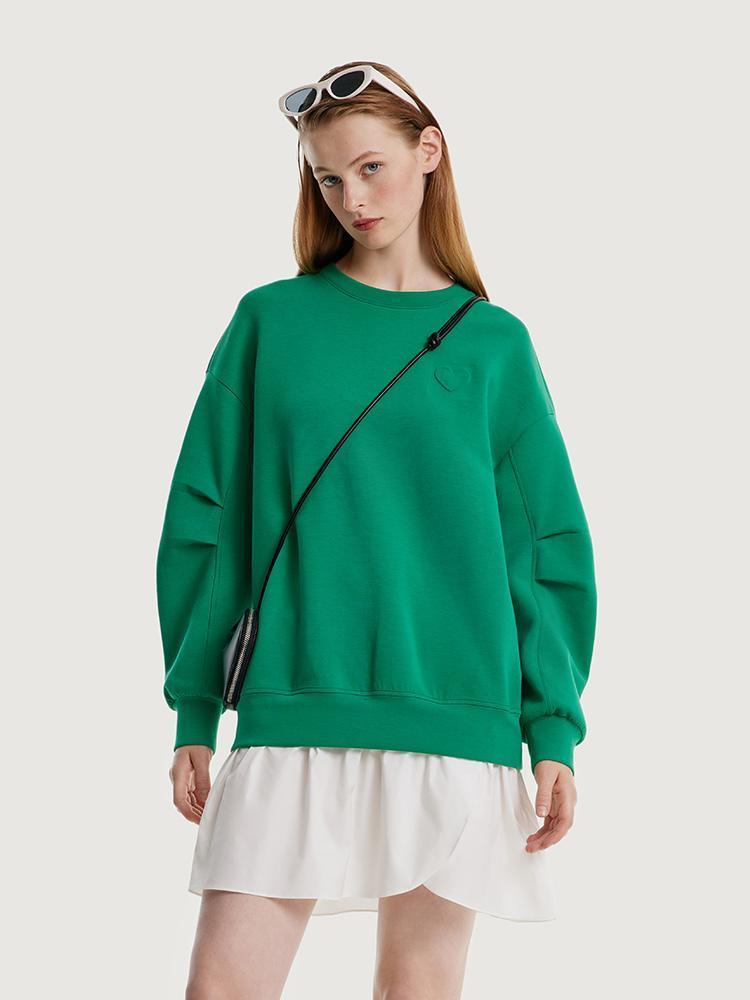 Fausse robe à capuche deux pièces associée à un sac à main 